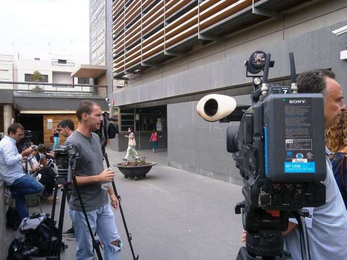 Reporteros en la puerta principal del Palacio de Justicia de Telde (Foto TA)